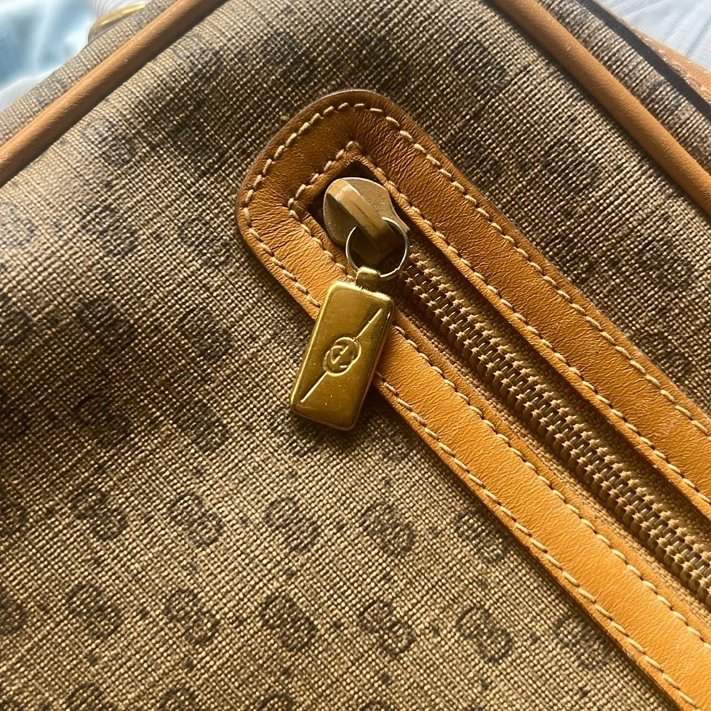 Vintage GUCCI logo zip shoulder bag purse - Picture 9 of 10